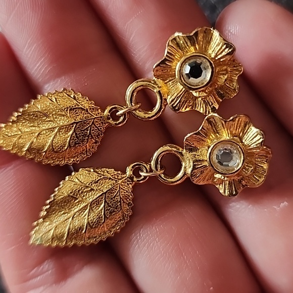 VTG Gold Leaf and Flower Earrings - Picture 1 of 7